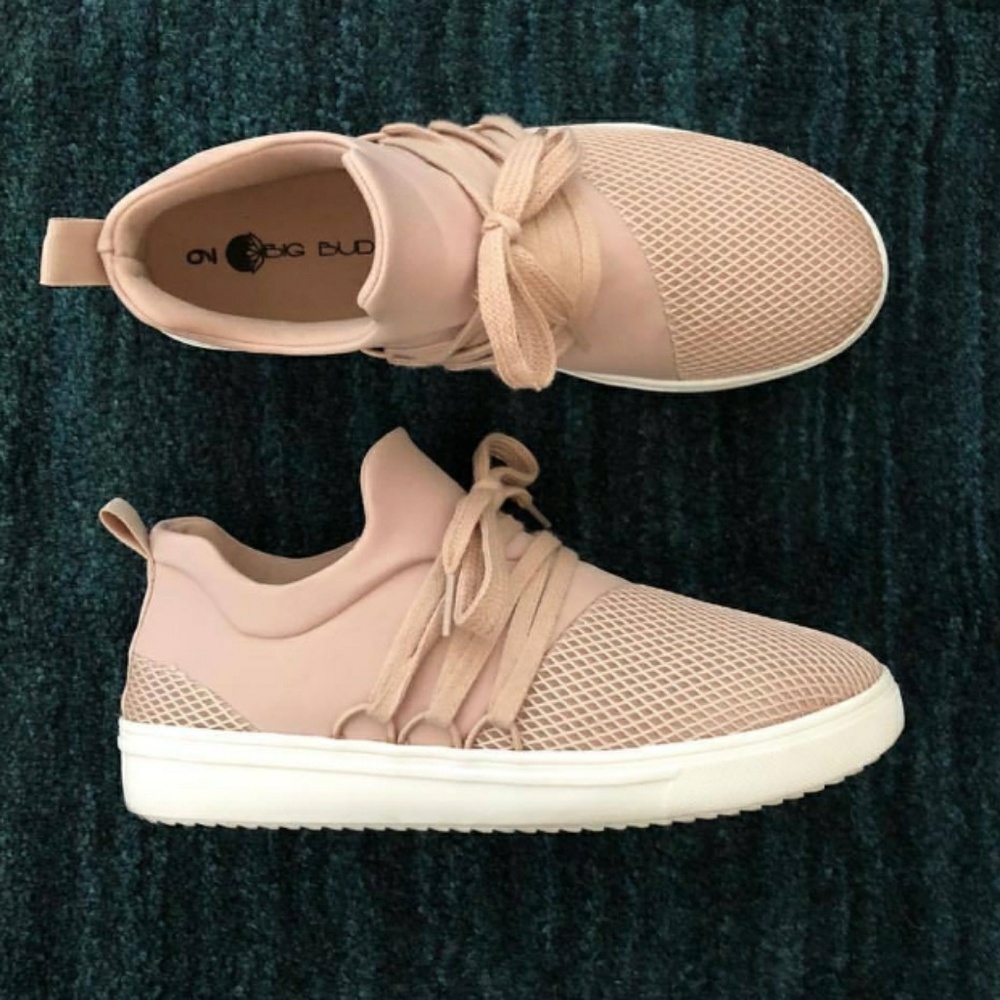Lace up sneakers✨
